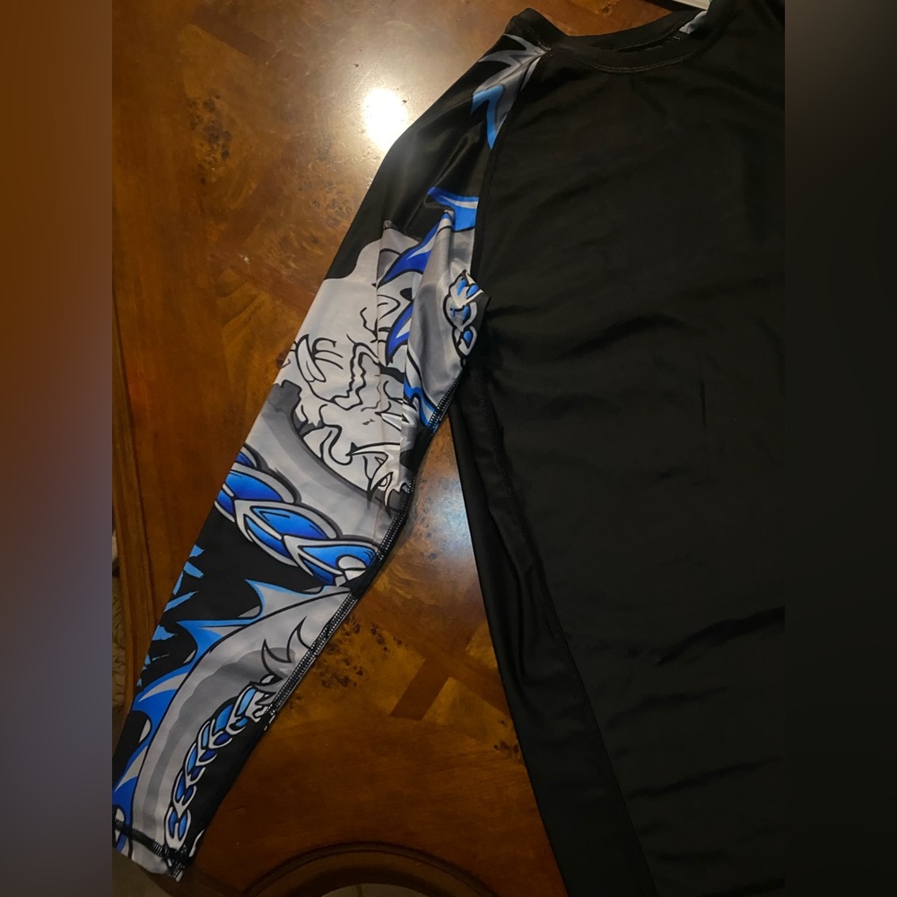 NWT- Roar Rash Guard Compression shirt - Picture 7 of 8